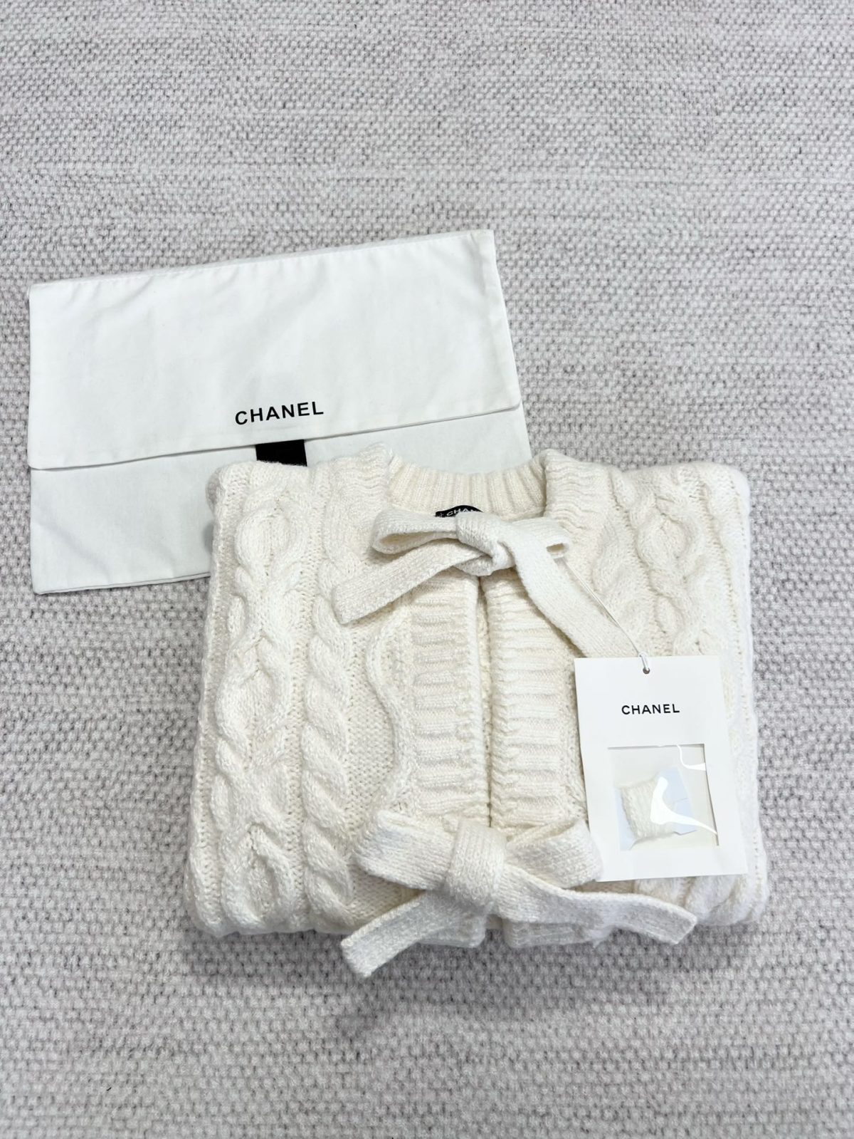 Chanel 2025 Resort Coco Neige Bow Cable-Knit Cardigan - Image 2