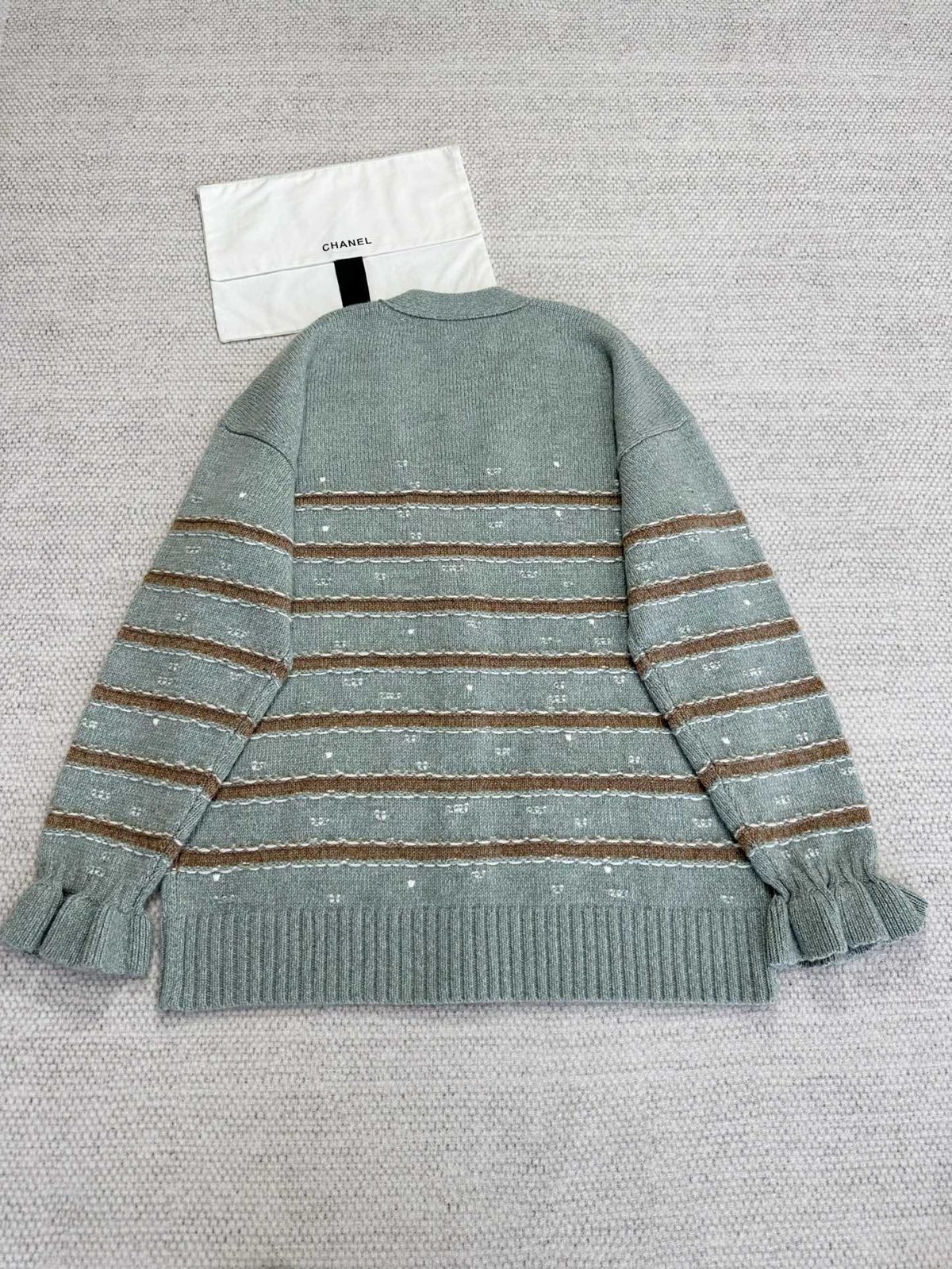 Chanel 2025 Resort Collection Two-Tone Cashmere Cardigan - Image 3