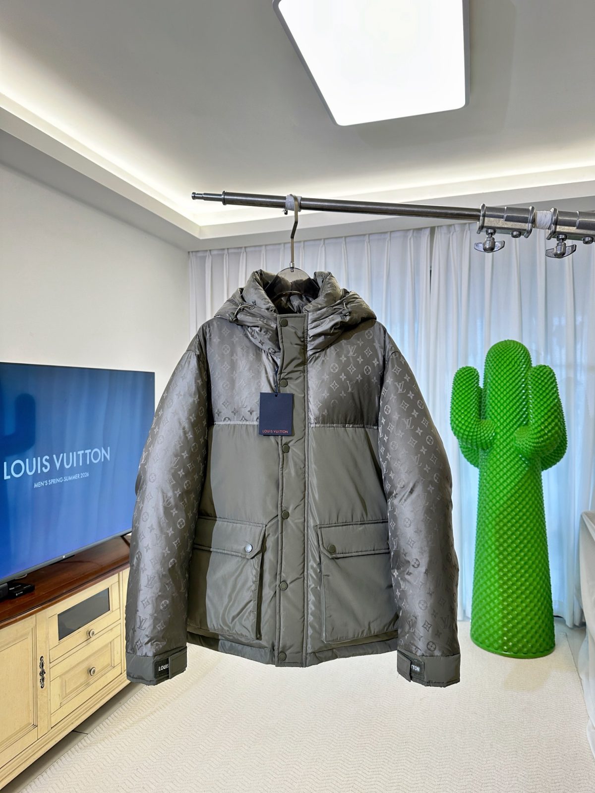 Louis Vuitton Monogram Jacquard Hooded Down Jacket (95 White Goose Down Counter Edition) - Image 3