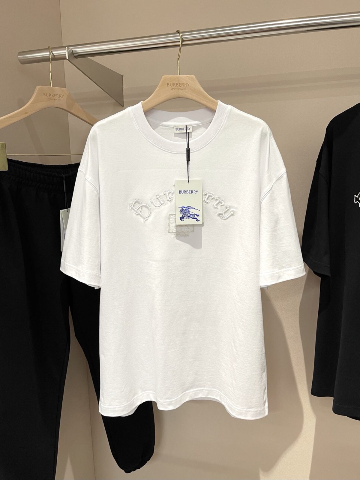 urberry 2025SS Gothic Logo Cotton T-shirt - Image 4