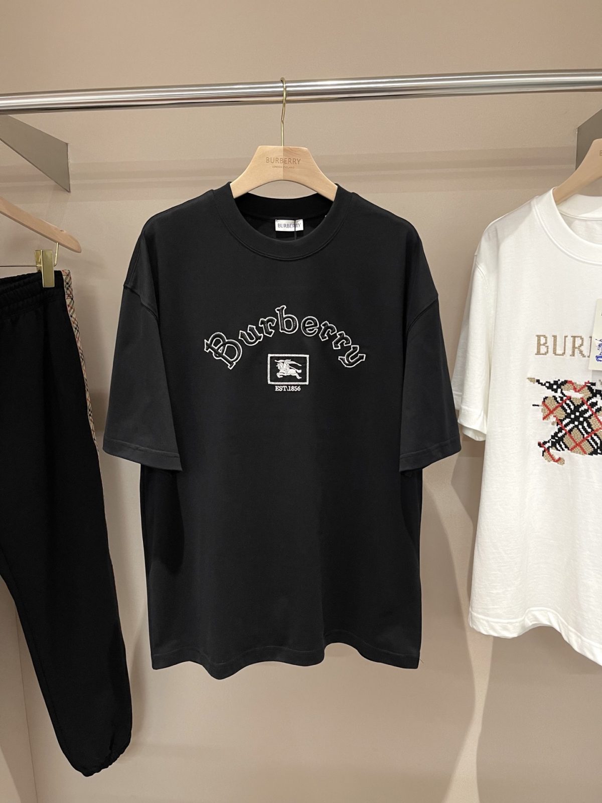 urberry 2025SS Gothic Logo Cotton T-shirt - Image 1