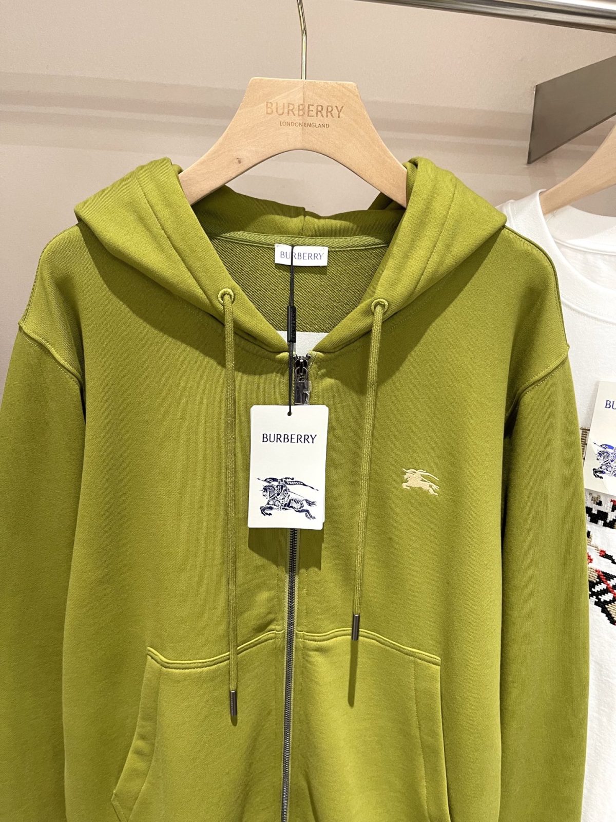 Burberry 25FW Cotton Zip-Up Hoodie with Gold Cross-Stitch Equestrian Knight Design - Image 3