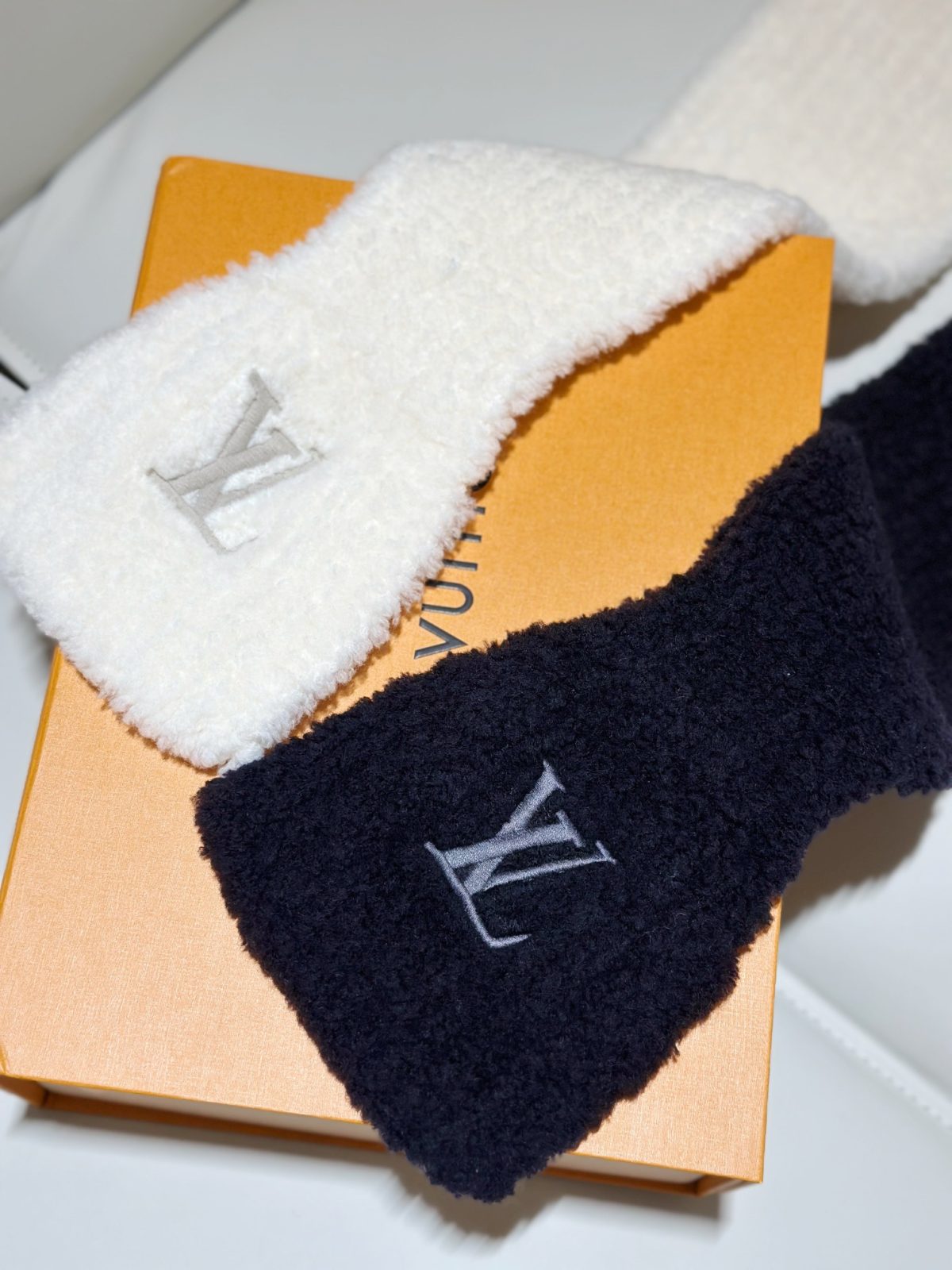 Louis Vuitton Wool Scarf with Embroidered LV Initials - Image 5