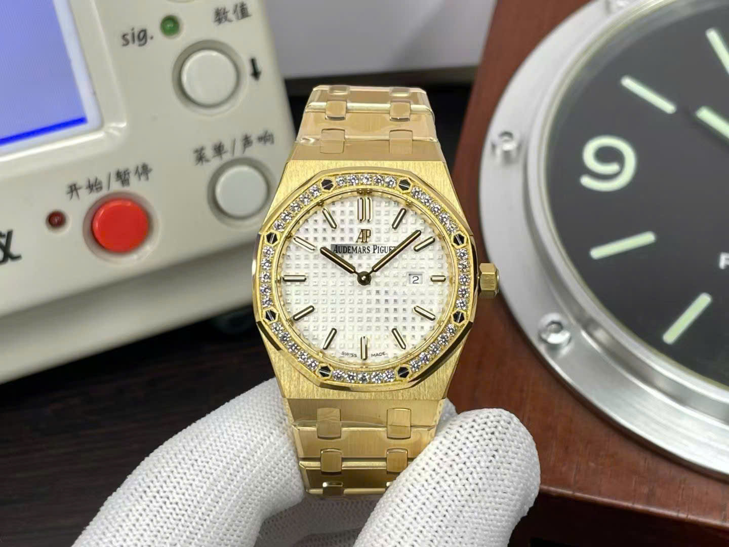 Dong-Ho-Audemars-Piguet-Royal-Oak-67651OR-Replica-Nu-Dinh-Da-May-Co-Automatic-34mm-8.jpg Audemars Piguet Knock Off Watches Royal Oak 67651OR Automatic Swiss Movement 34mm - Image 1