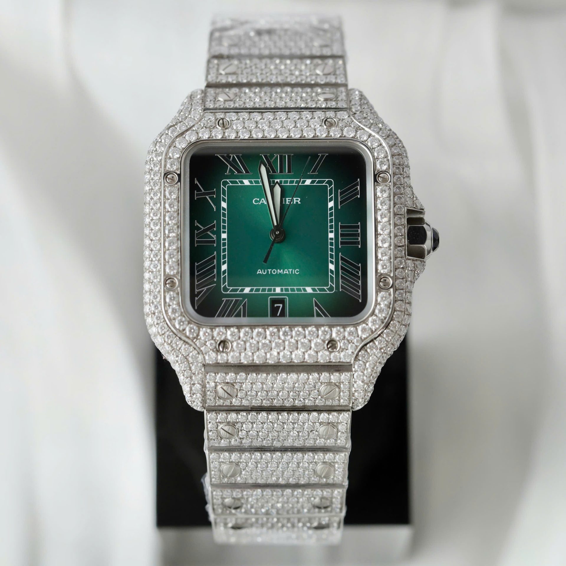 Dong-Ho-Cartier-Santos-Che-Tac-Dinh-Full-Kim-Cuong-Moissanite-Mat-Xanh-La-Cay-Xuong-BV-39-1.jpg Cartier Santos Green Dial Copies Watch Custom Diamonds Moissanite BV Factory 39.8mm - Image 1