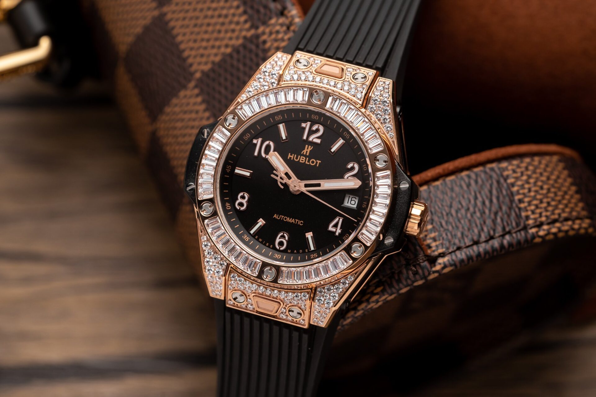 Dong-Ho-Hublot-Big-Bang-One-Click-King-Gold-Dinh-Da-39mm-5.jpg Hublot Replica Watch Big Bang One Click King Gold Black Dial 39mm - Image 1