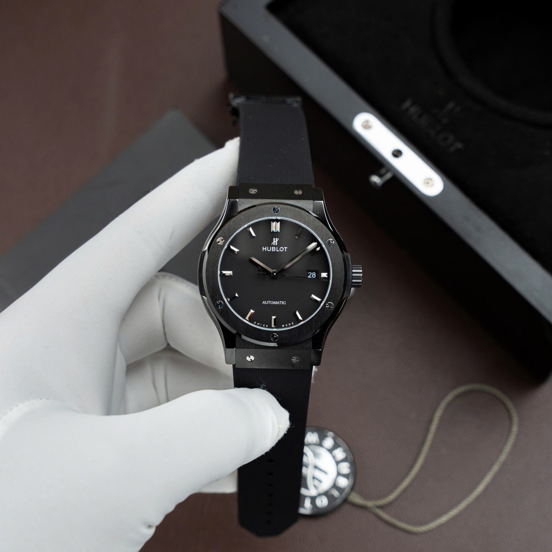Dong-Ho-Hublot-Classic-Fusion-Ceramic-Che-Tac-Mau-Den-Day-Cao-Su-42mm-1.jpg Hublot Classic Fusion Ceramic Black Rubber Strap Replica Watch 42mm - Image 1