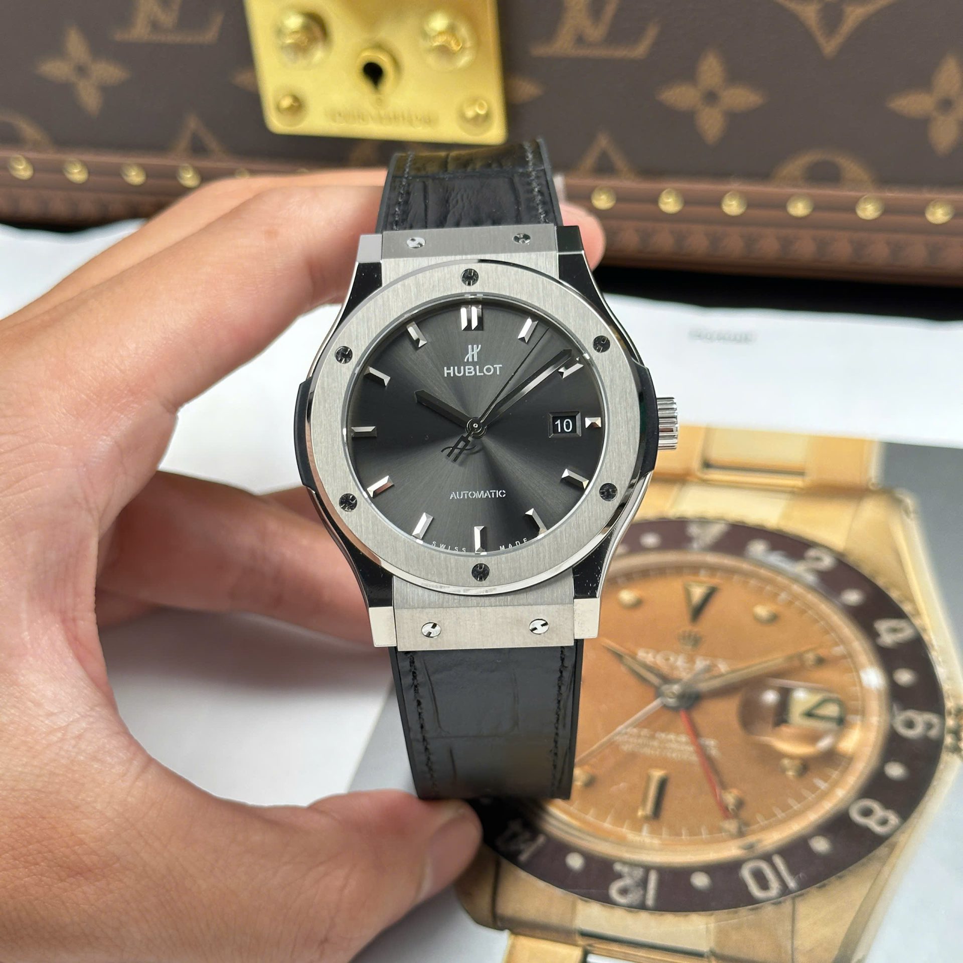 Dong-Ho-Hublot-Classic-Fusion-Che-Tac-Mau-Xam-Trong-Luong-84-Gram-Sieu-Nhe-Xuong-JJZ-42mm-3.jpg Hublot Classic Fusion Gray Copies Watches Weight 84 Grams Super Light JJZ Factory 42mm - Image 1