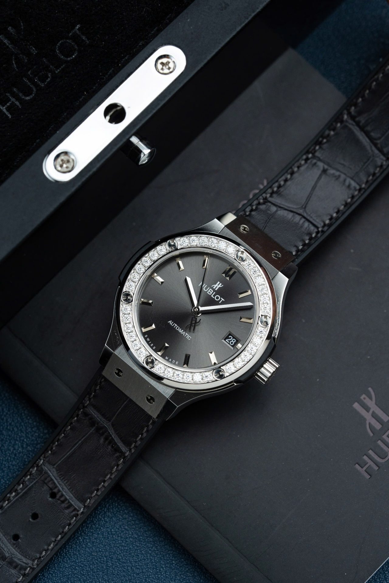 Dong-Ho-Hublot-Classic-Fusion-Mau-Xam-Che-Tac-Vanh-Dinh-Kim-Cuong-Moissanite-38mm-2.jpg Hublot Classic Fusion Dial Gray Replica Watch Bezel Diamonds Moissanite 38mm - Image 1