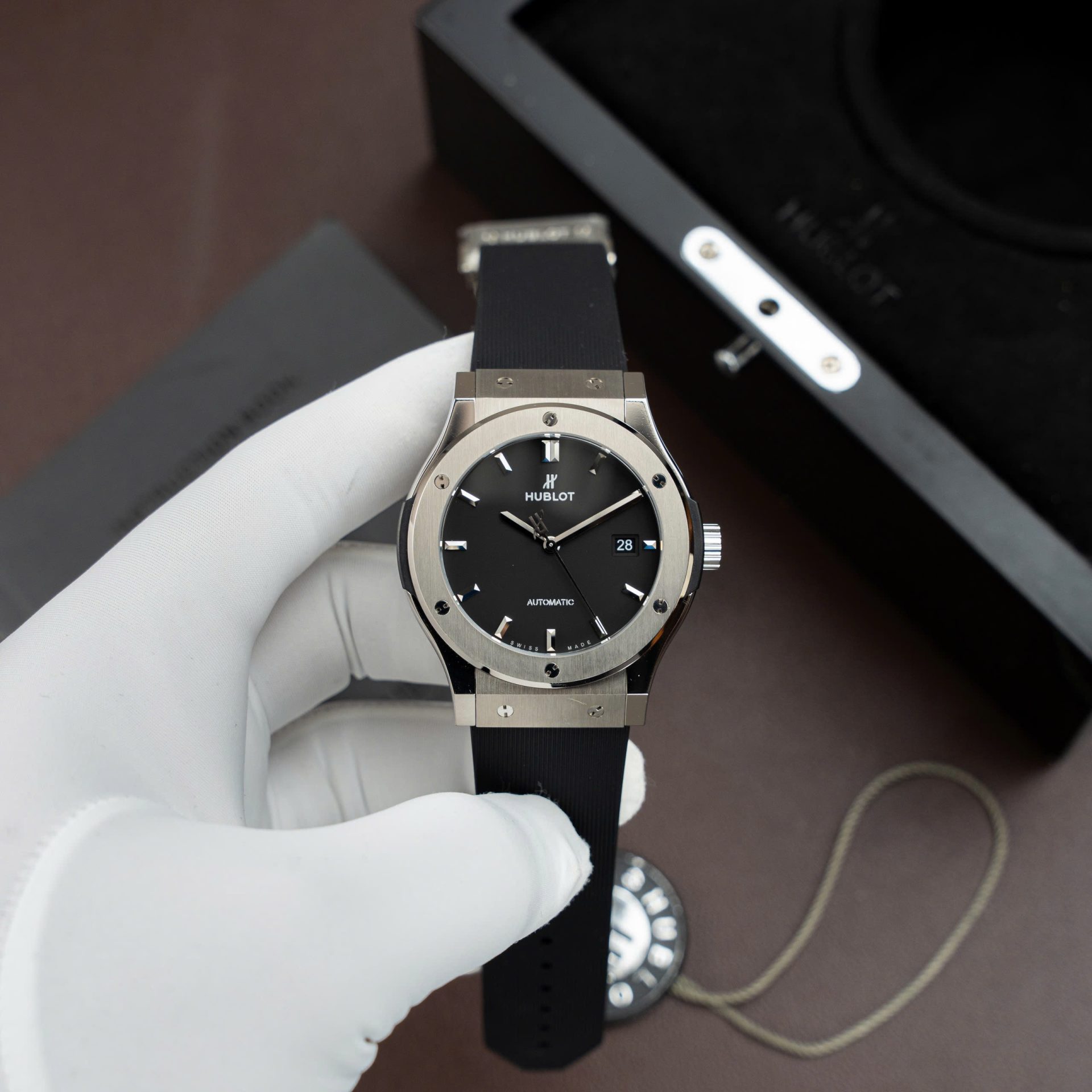 Dong-Ho-Hublot-Classic-Fusion-Titanium-Mau-Den-Replica-11-May-SW300-Day-Cao-Su-42mm-9.jpg Hublot Classic Fusion Titanium Dial Black Replica Watch Movement SW300 Rubber Strap 42mm - Image 1