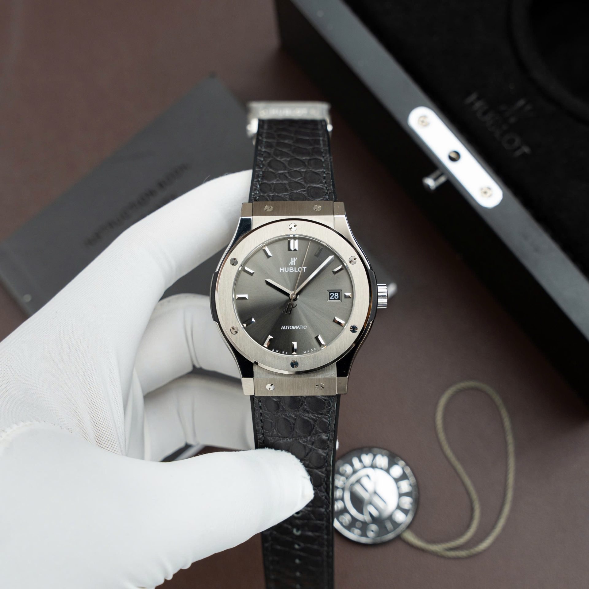 Dong-Ho-Hublot-Classic-Fusion-Titanium-Mau-Xam-Che-Tac-May-SW300-Thuy-Sy-Nang-84Gram-42mm-5.jpg Hublot Classic Fusion Titanium Gray Copies Watches Movement SW300 Weight 84 Gram Custom 42mm - Image 1