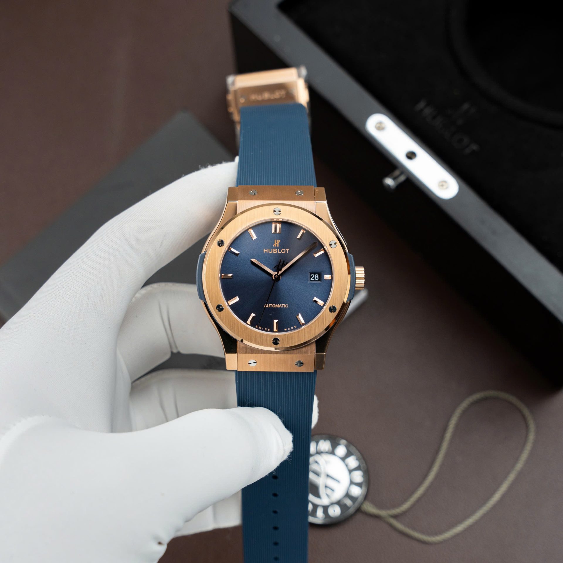Dong-Ho-Hublot-Rep-11-Classic-Fusion-King-Gold-Mau-Xanh-Duong-May-SW300-Thuy-Sy-Day-Cao-Su-42mm-9.jpg Hublot Copies Watches Classic Fusion King Gold Dial Blue Movement SW300 Rubber Strap 42mm - Image 1