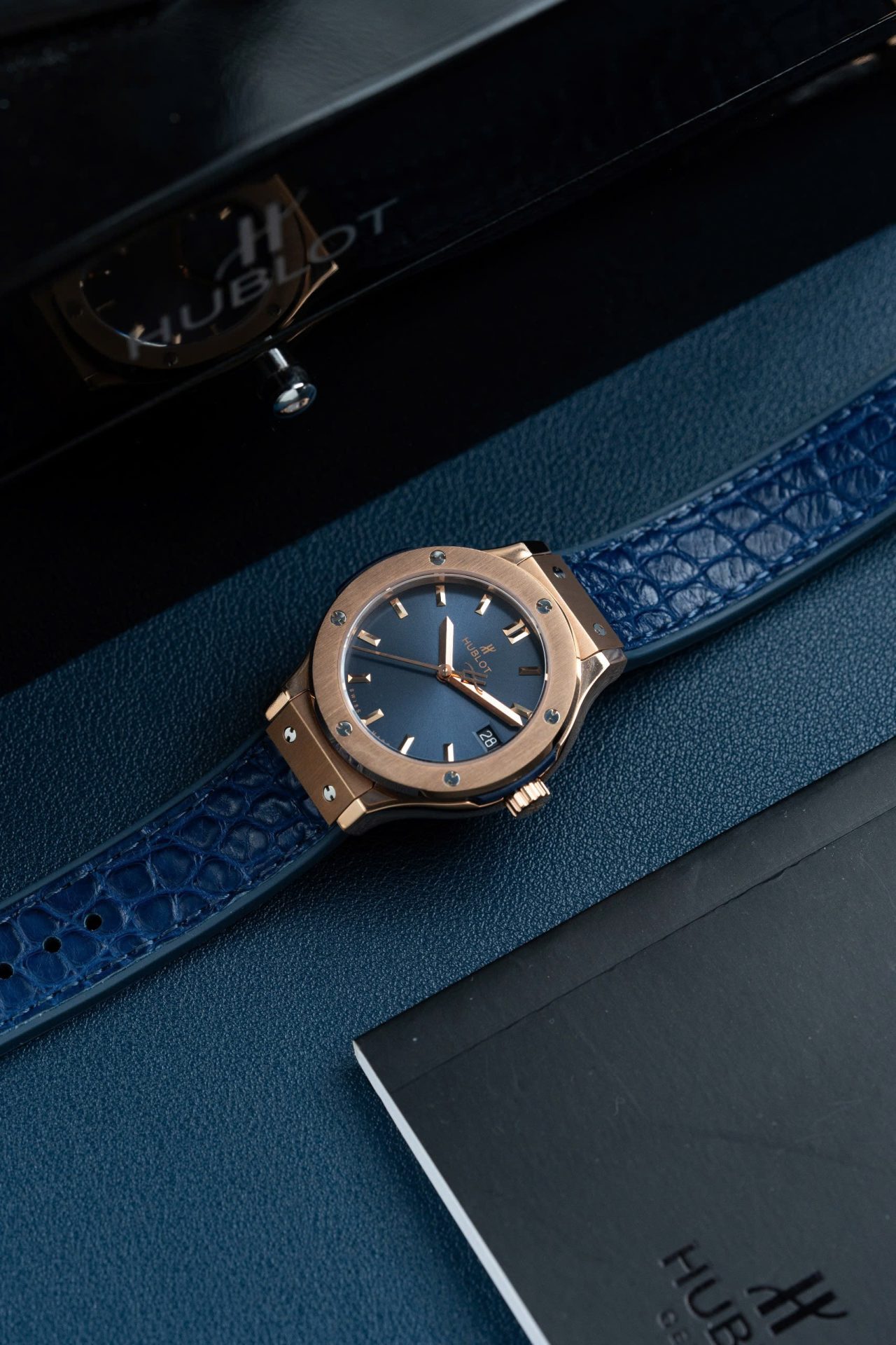 Dong-Ho-Hublot-Replica-11-Classic-Fusion-King-Gold-Mat-Xanh-Blue-33mm-7.jpg Hublot Replica Watch Classic Fusion King Gold Dial Blue 33mm - Image 1