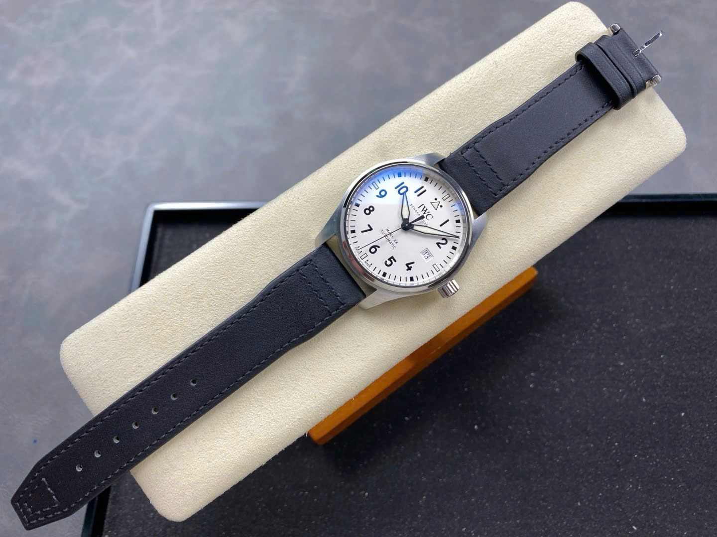 Dong-Ho-IWC-Schaffhausen-Pilots-Mark-XX-Mat-So-Trang-Replica-Xuong-ZM-40mm-1.jpg IWC Schaffhausen Pilot-s Mark XX White Dial Best Replica Watches ZM Factory 40mm - Image 1