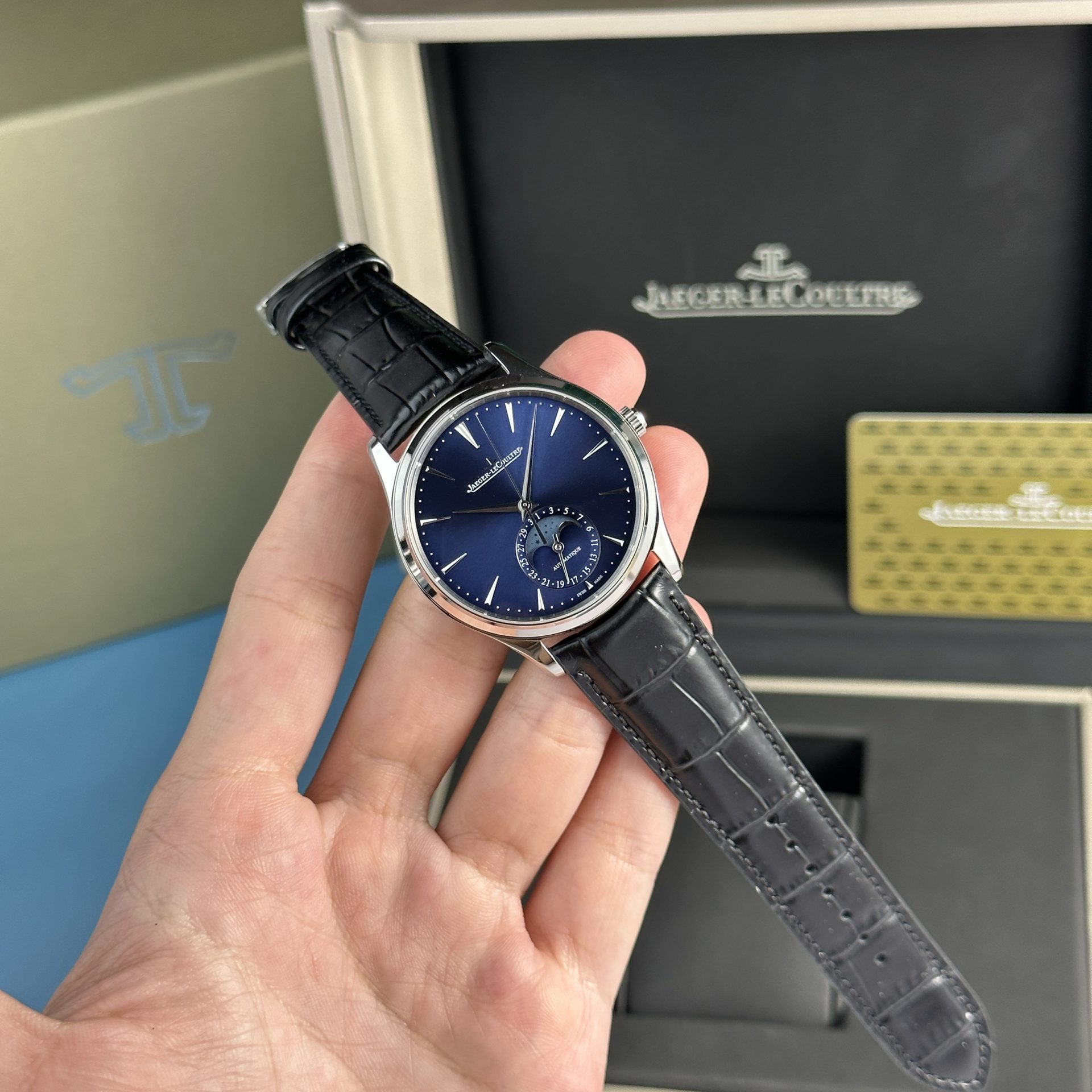 Dong-Ho-Jaeger-Lecoultre-Rep-11-Master-Ultrathin-Moon-Mat-Xanh-39mm-1.jpg Jaeger Lecoultre Replica Watches Master Ultrathin Moon Blue Dial 39mm - Image 1