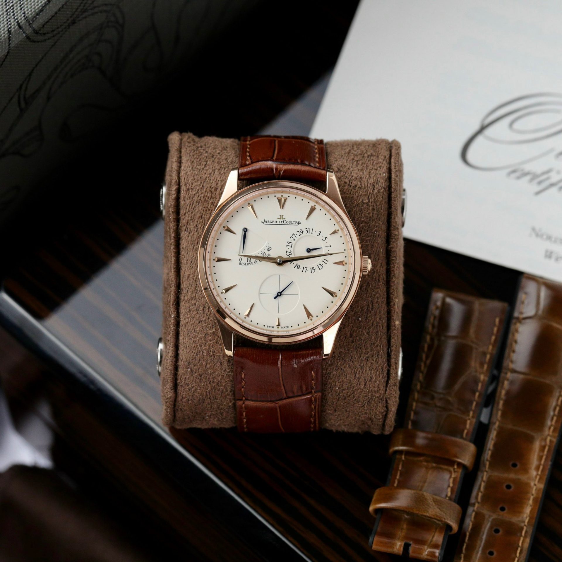 Dong-Ho-Jaeger-Lecoultre-Replica-11-Mau-Nau-Master-Ultra-Thin-Nha-May-ZF-4.jpg Jaeger Lecoultre Replica Watch Master Ultra Thin Rose Gold ZF Factory 39mm - Image 1