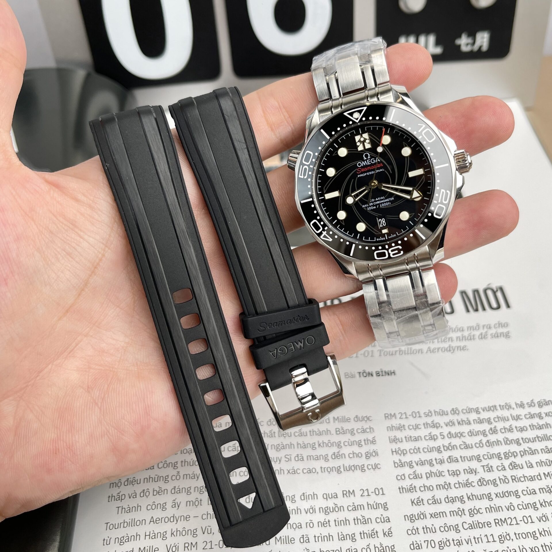 Dong-Ho-Omega-Seamaster-James-Bond-007-Nha-May-VS-42mm-5.jpg Omega Replica Watch Seamaster James Bond 007 Black Dial VS Factory 42mm - Image 1