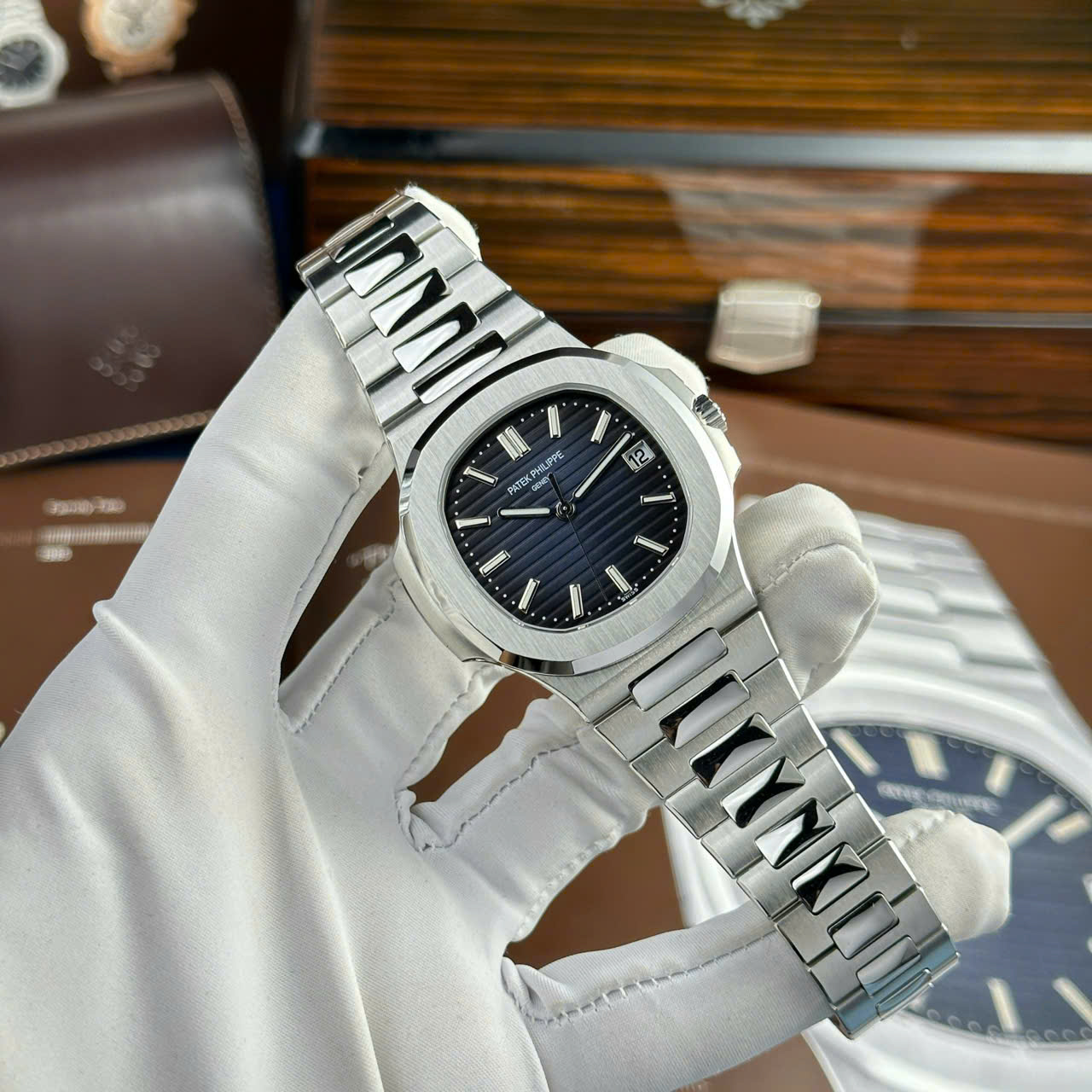 Dong-Ho-Patek-Philippe-Nautilus-5811-Tinh-Chinh-Full-Options-Like-Auth-41mm-12.jpg Patek Philippe Best Replica Watch Nautilus 5811 Blue Dial Refined Full Optinos 41mm - Image 1