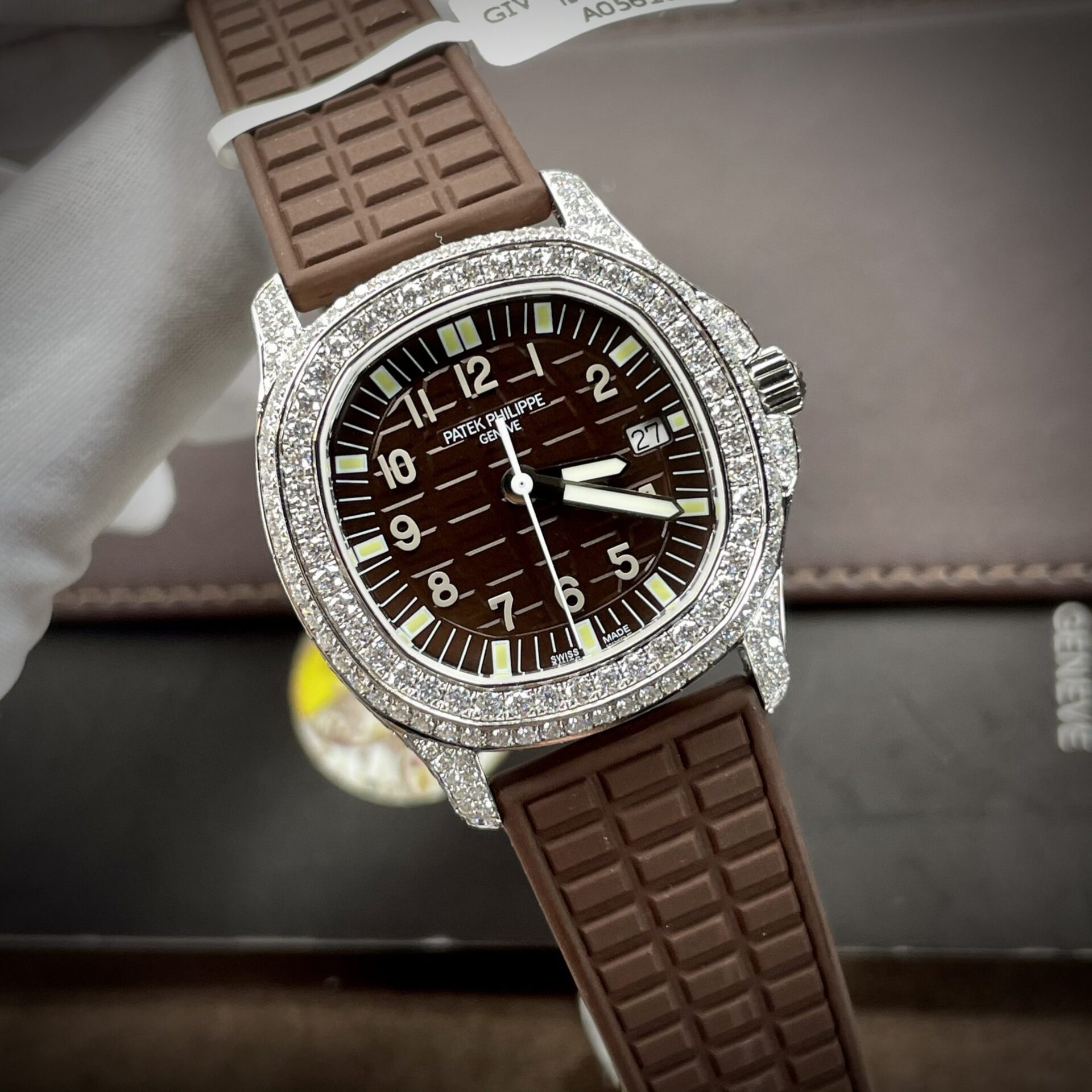 Dong-Ho-Patek-Philippe-Nu-Dinh-Kim-Cuong-Moissanite-Aquanaut-5067-2.jpg Patek Philippe Replica Watch Aquanaut 5067 Dial Brown Custom Diamonds Moissanite 35.6mm - Image 1