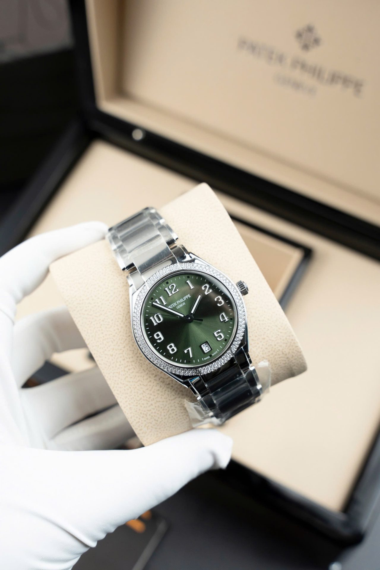 Dong-Ho-Patek-Philippe-Twenty-4-7300-Replica-11-Mat-Xanh-La-Cay-Day-Kim-Loai-36mm-5.jpg Patek Philippe Copies Watches Twenty 4 7300 Green Dial Metal Wire 36mm - Image 1