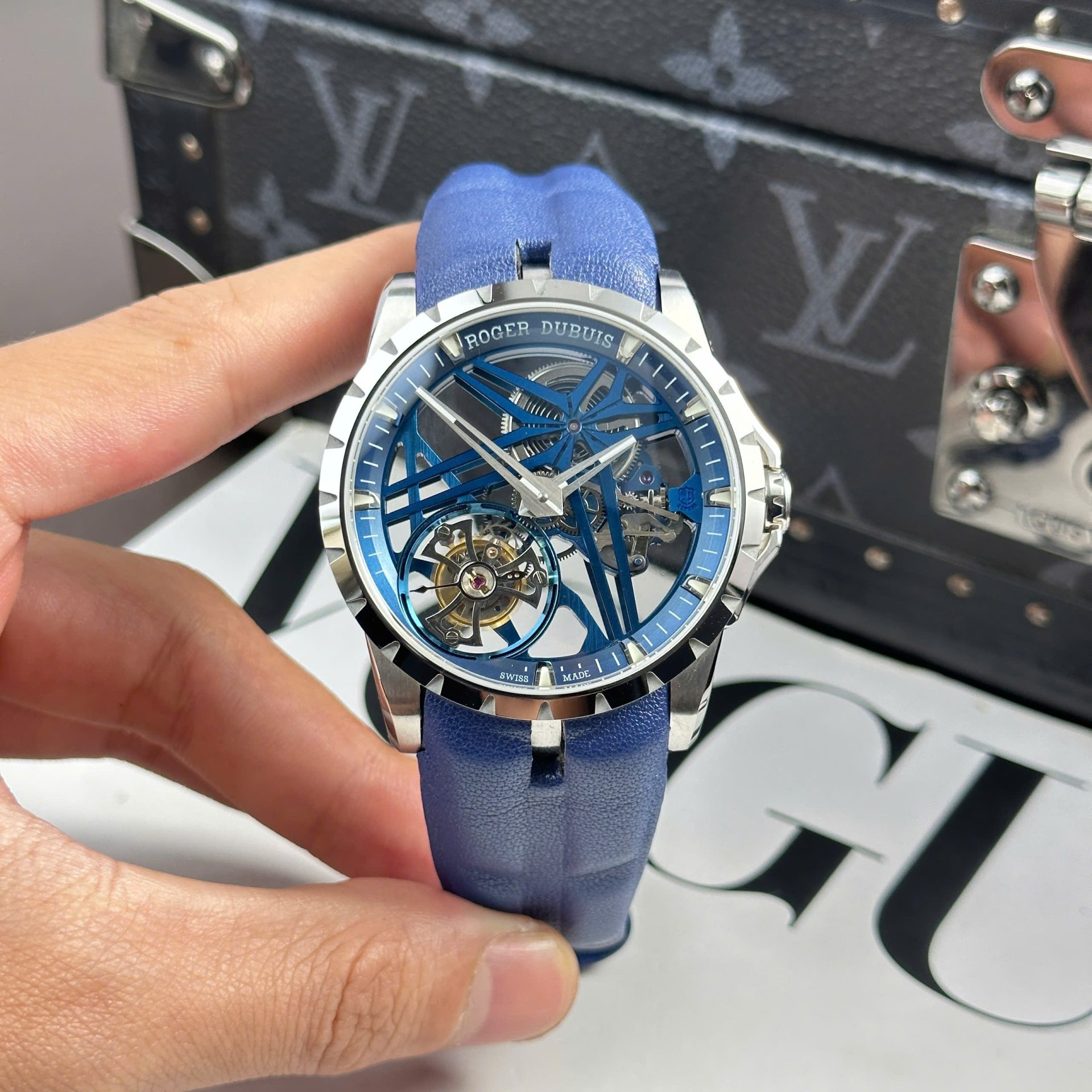Dong-Ho-Roger-Dubuis-Excalibur-Cobalt-Blue-RDDBEX0838-Rep-11-Cao-Cap-Nha-May-BBR-42mm-8-1.jpg Roger Dubuis Best Replica Watch Excalibur Cobalt Blue RDDBEX0838 BBR Factory 42mm - Image 1