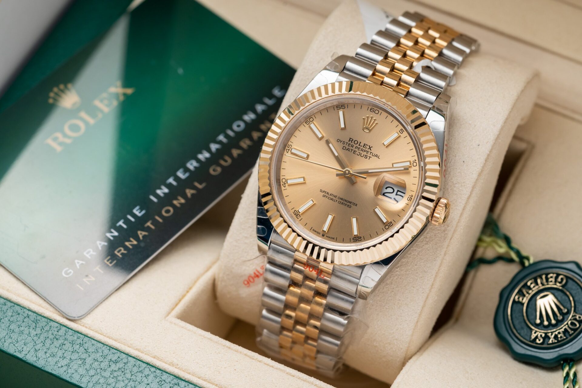 Dong-Ho-Rolex-DateJust-Boc-Vang-Mat-Vang-Champagne-GM-Factory-41mm-7.jpg Rolex DateJust Replica Watch Jubilee Strap Gold Wrapped GM Factory 41mm - Image 1