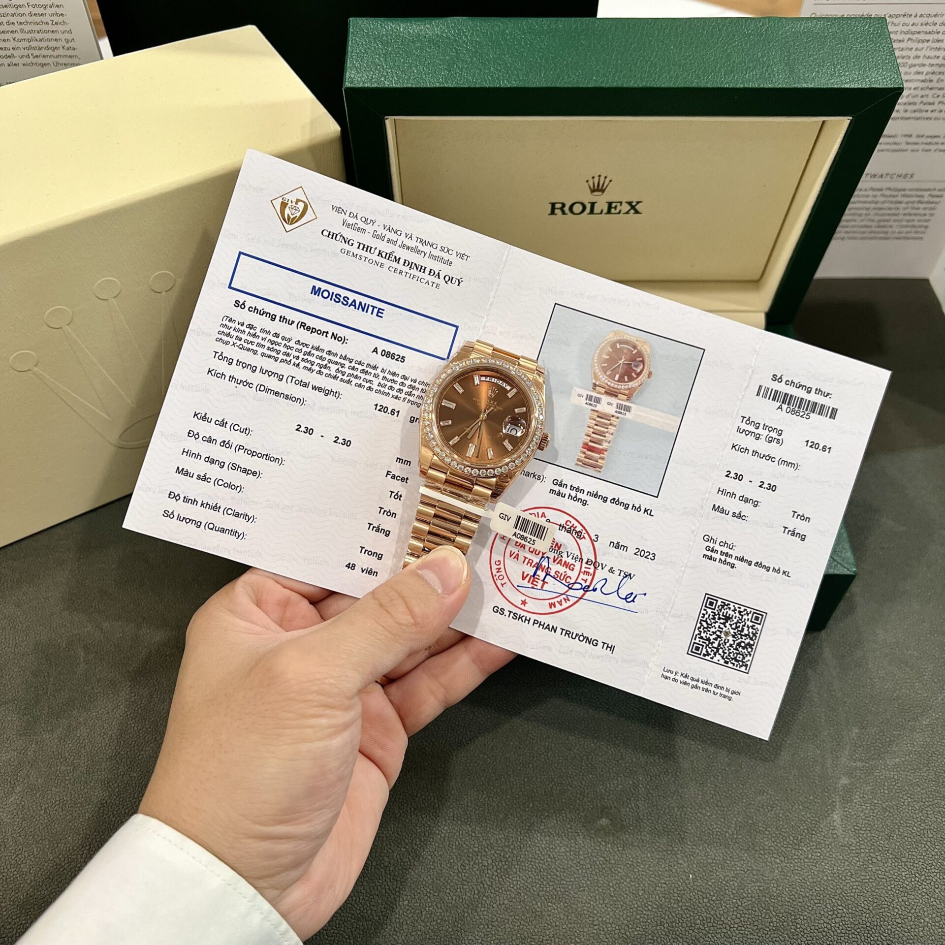 Dong-Ho-Rolex-Day-Date-Chocolate-Dinh-Kim-Cuong-Moissanite-40mm-2-scaled-1.jpg Rolex Fake Watch Day-Date Dial Chocolate Moissanite Diamonds Custom 40mm - Image 1