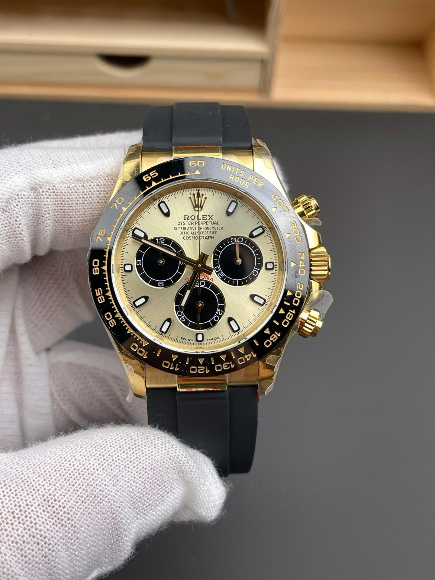 Dong-Ho-Rolex-Daytona-116518-Replica-11-Mat-Vang-Champagne-Day-Oysterflex-Nha-May-QF-40mm-3.jpg Rolex Daytona 116518 knock Off Watches Champagne Yellow Dial Oysterflex Strap QF Factory 40mm - Image 1
