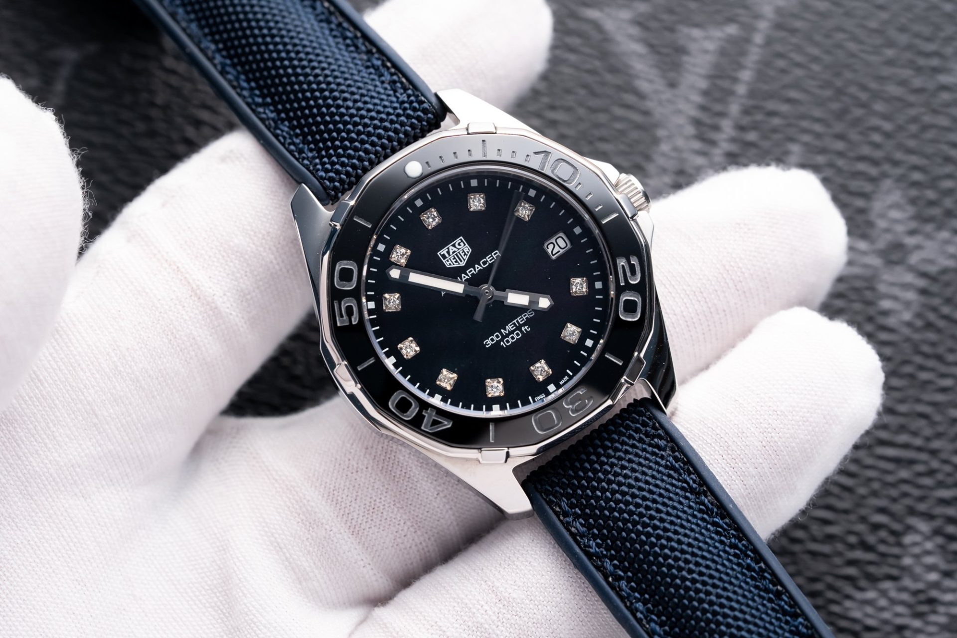 Dong-Ho-Tag-Heuer-Aquaracer-Rep-11-Day-Da-Mat-Xa-Cu-Tim-35mm-2.jpg Tag Heuer Aquaracer Replica Watch Mother Of Pearl Dial Leather Strap 35mm - Image 1