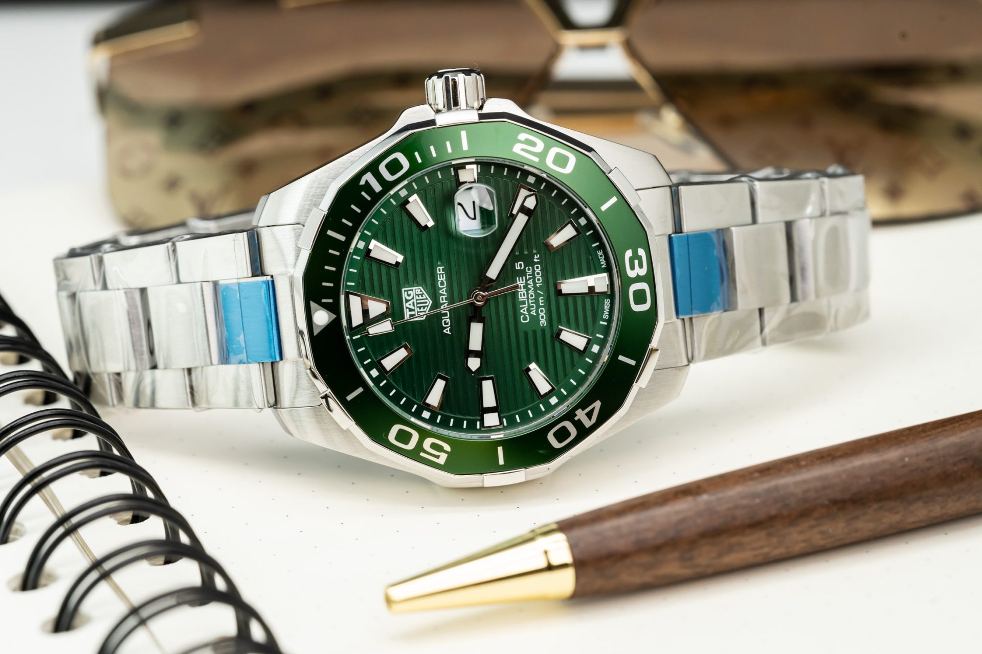 Dong-Ho-Tag-Heuer-Aquaracer-Replica-11-Mat-Xanh-La-Cay-43mm-7.jpg Tag Heuer Clone Watches Aquaracer Green Dial Metal Wire 43mm - Image 1
