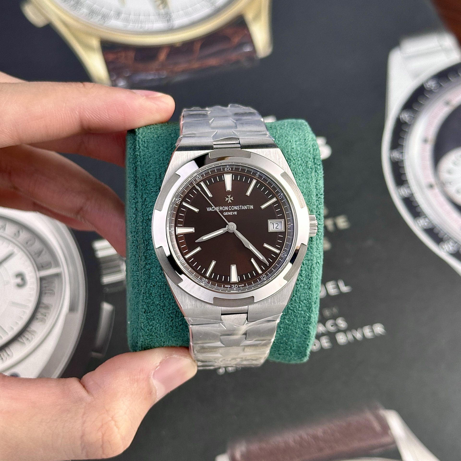 Dong-Ho-Vacheron-Constantin-Overseas-4500V-Rep-11-Mat-Nau-PPF-41mm-2.jpg Vacheron Constantin Replica Watches Overseas 4500V Brown Dial PPF Factory 41mm - Image 1