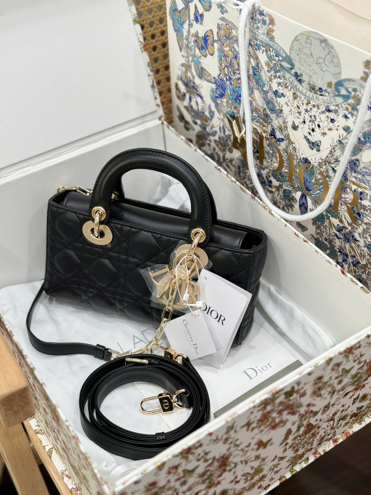 Tui-Xach-Dior-D-Joy-Lady-Replica-11-Nu-Mau-Den-Khoa-Vang-22cm-6.jpg Dior D-Joy Lady Replica 11 Women-s Handbag Black Gold Lock 22cm - Image 1