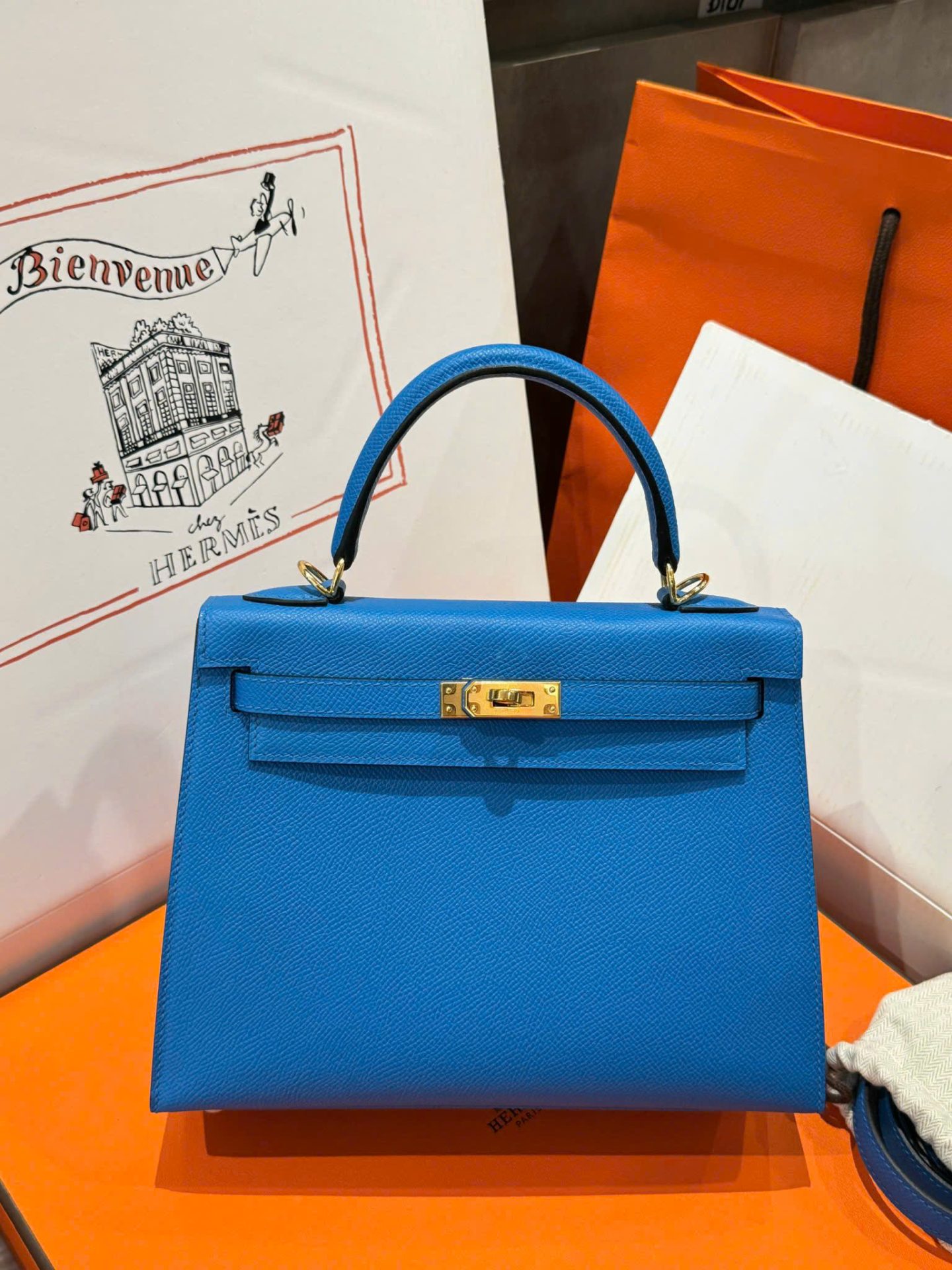 Tui-Xach-Hermes-Kelly-Nu-Mau-Xanh-Duong-Khoa-Vang-Like-Auth-25cm-12.jpg Hermes Kelly Women-s Handbag Blue Gold Lock Like Auth 25cm - Image 1
