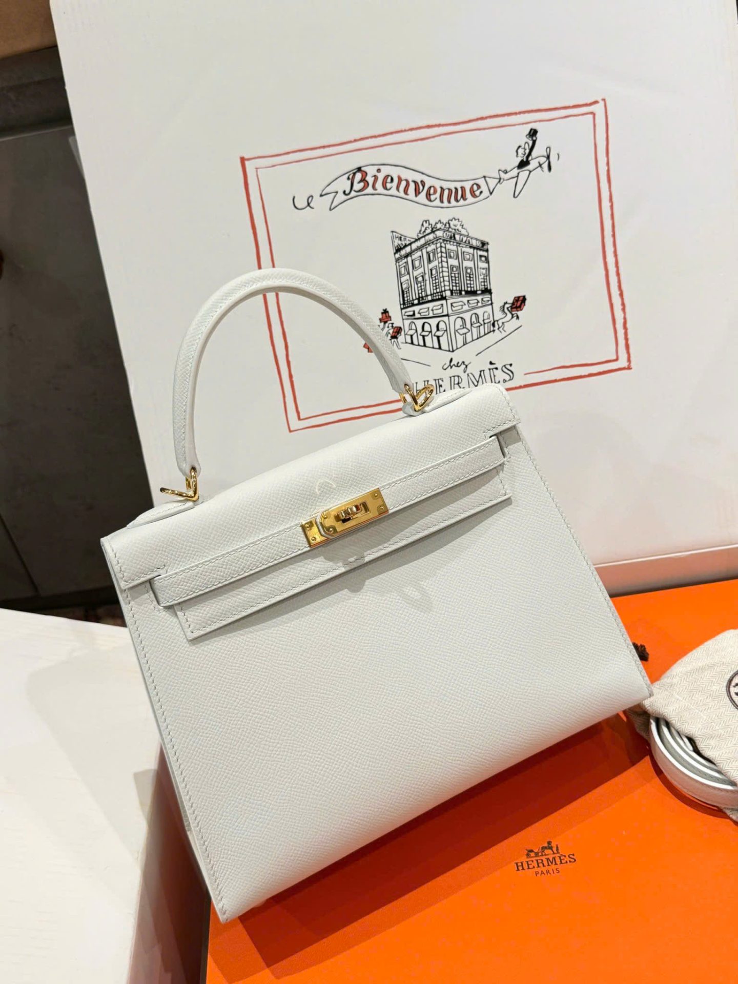 Tui-Xach-Nu-Hermes-Kelly-Rep-11-Cao-Cap-Mau-Trang-Khoa-Vang-25cm-9.jpg Hermes Kelly Rep 11 High-Quality White Women-s Handbag with Gold Lock 25cm - Image 1