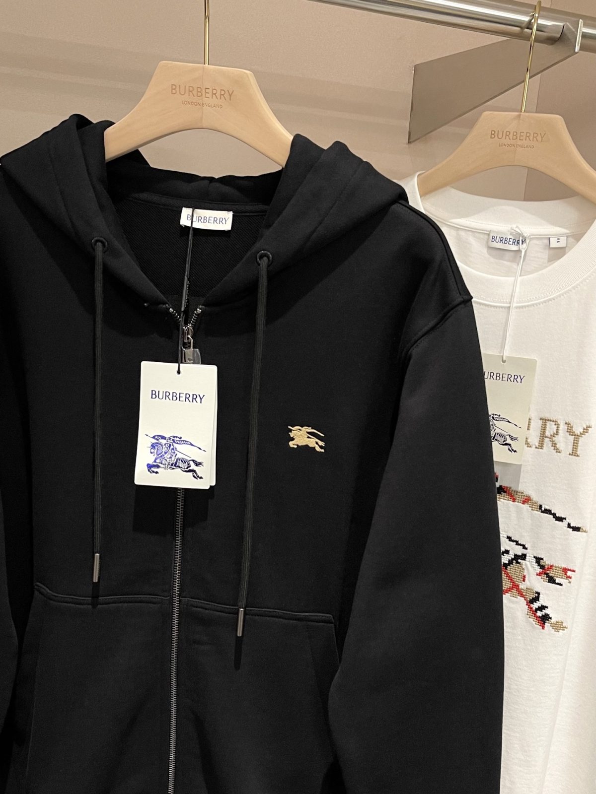 Burberry 25FW Cotton Zip-Up Hoodie with Gold Cross-Stitch Equestrian Knight Design - Image 6