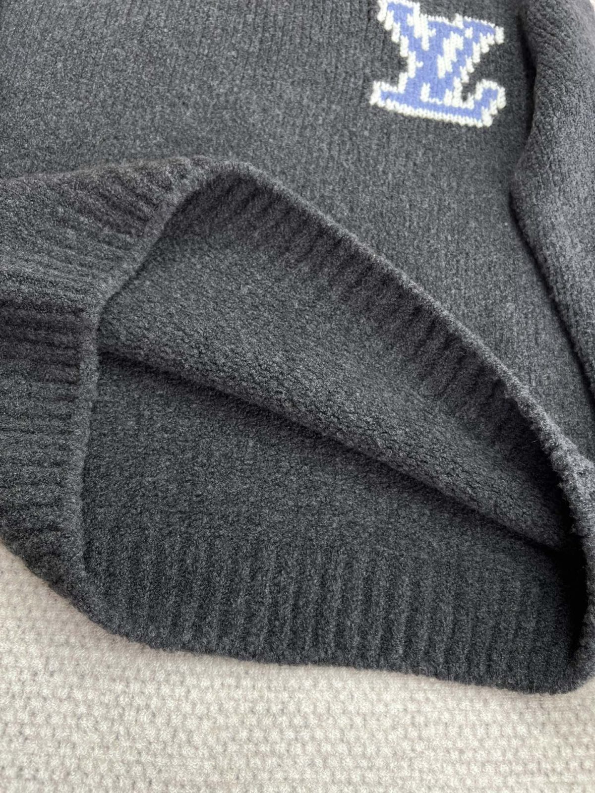 LV Classic Logo Letter Sweater - Image 4