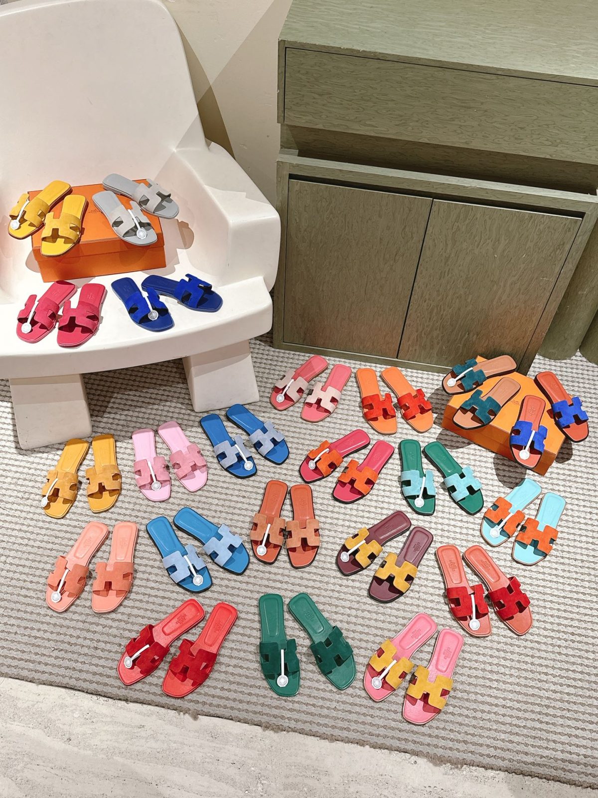 HERMÈS Oran Slide Sandals | Candy Color Spring/Summer New Collection - Image 1