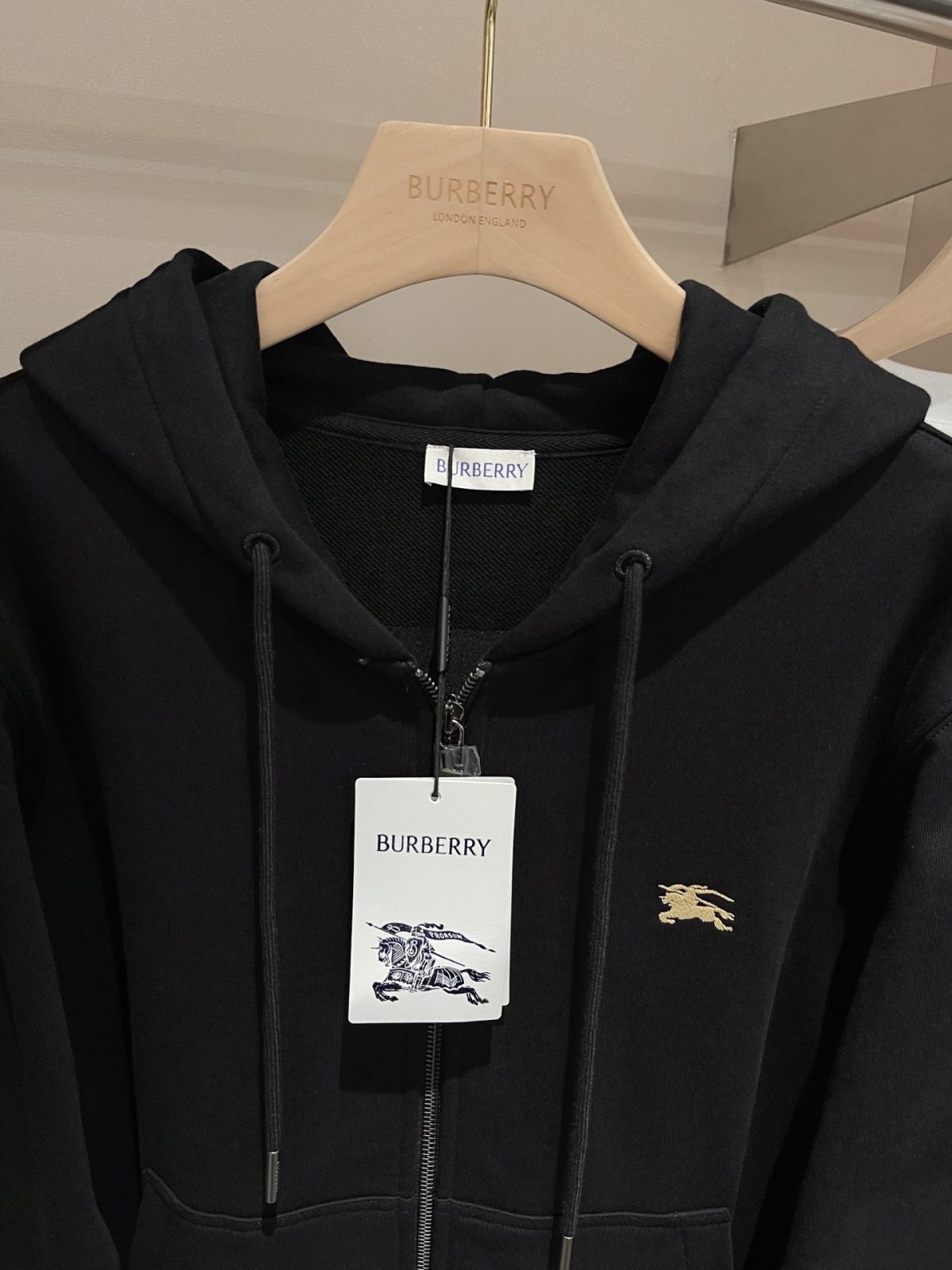 Burberry 25FW Cotton Zip-Up Hoodie with Gold Cross-Stitch Equestrian Knight Design - Image 8