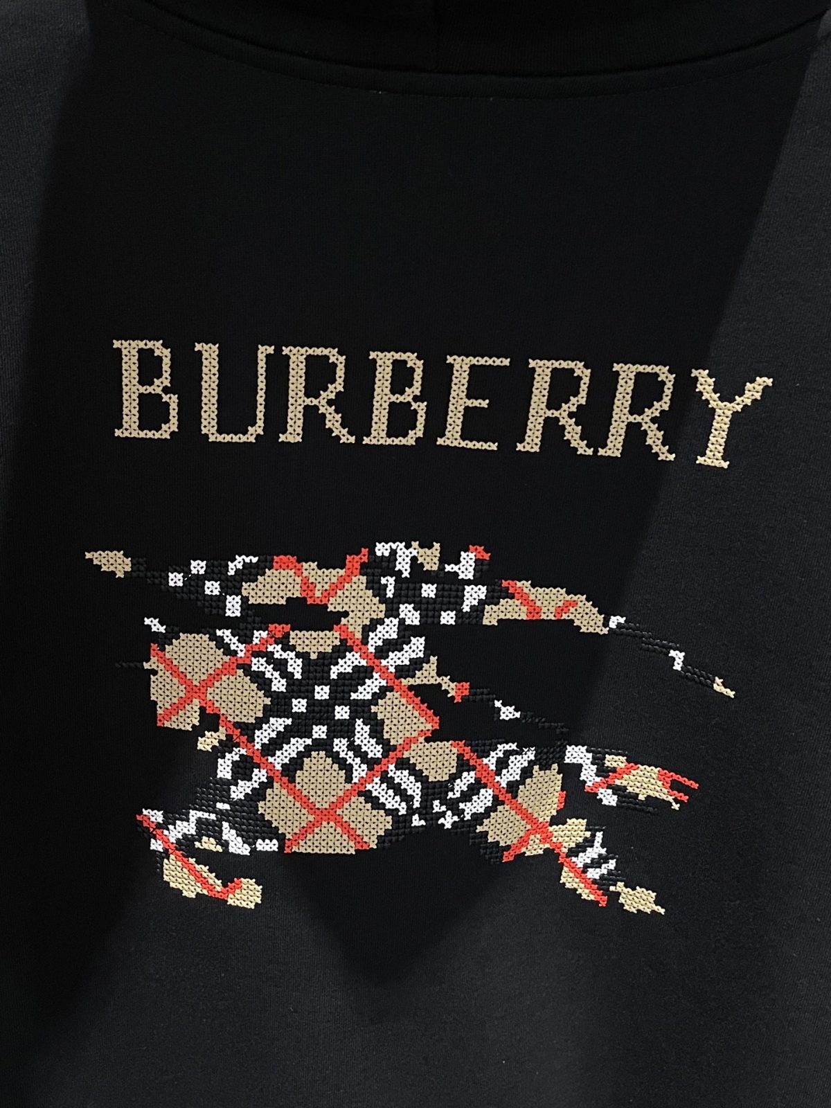 Burberry 25FW Cotton Zip-Up Hoodie with Gold Cross-Stitch Equestrian Knight Design - Image 9