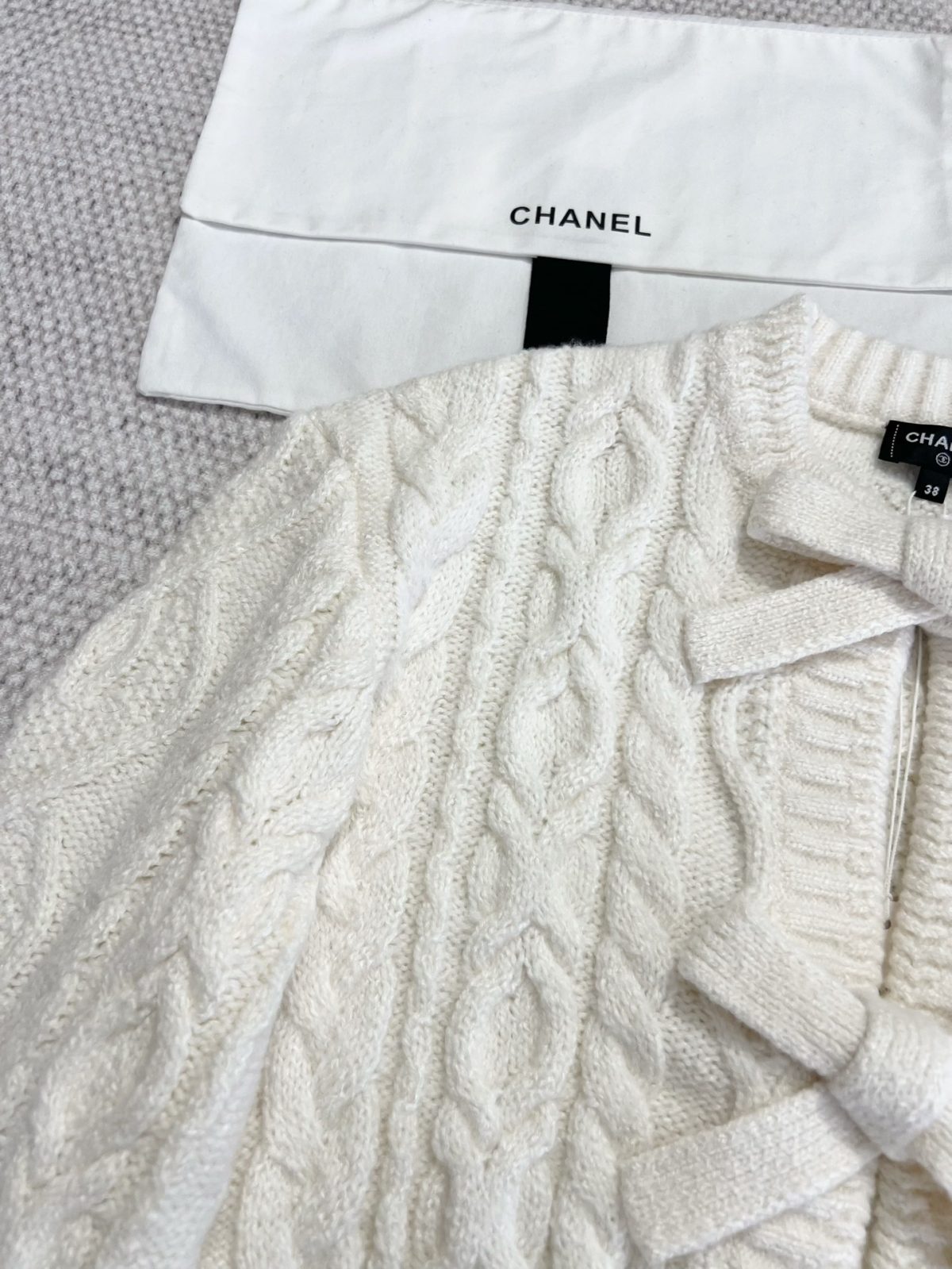 Chanel 2025 Resort Coco Neige Bow Cable-Knit Cardigan - Image 10