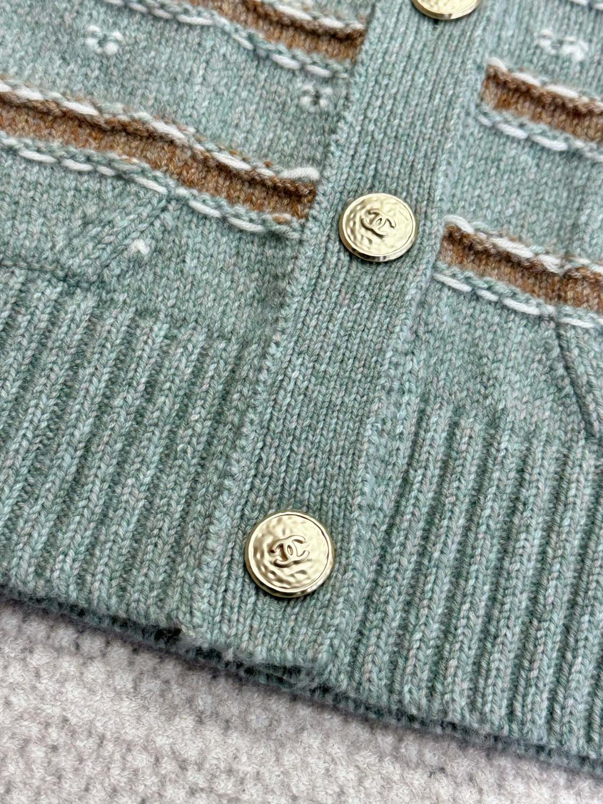 Chanel 2025 Resort Collection Two-Tone Cashmere Cardigan - Image 5