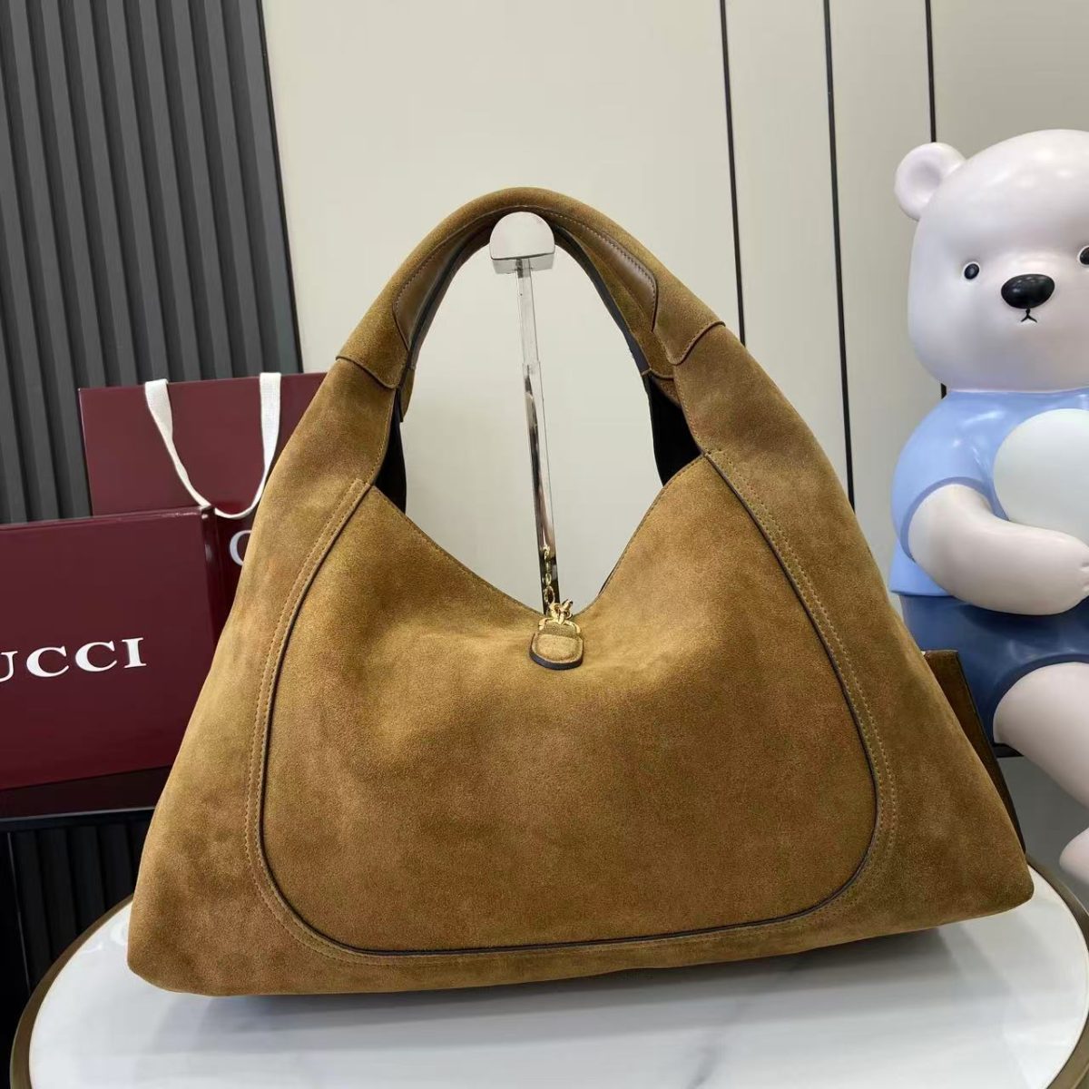 Gucci Softbit Large Shoulder Bag – Fall/Winter 2025 Collection - Image 4