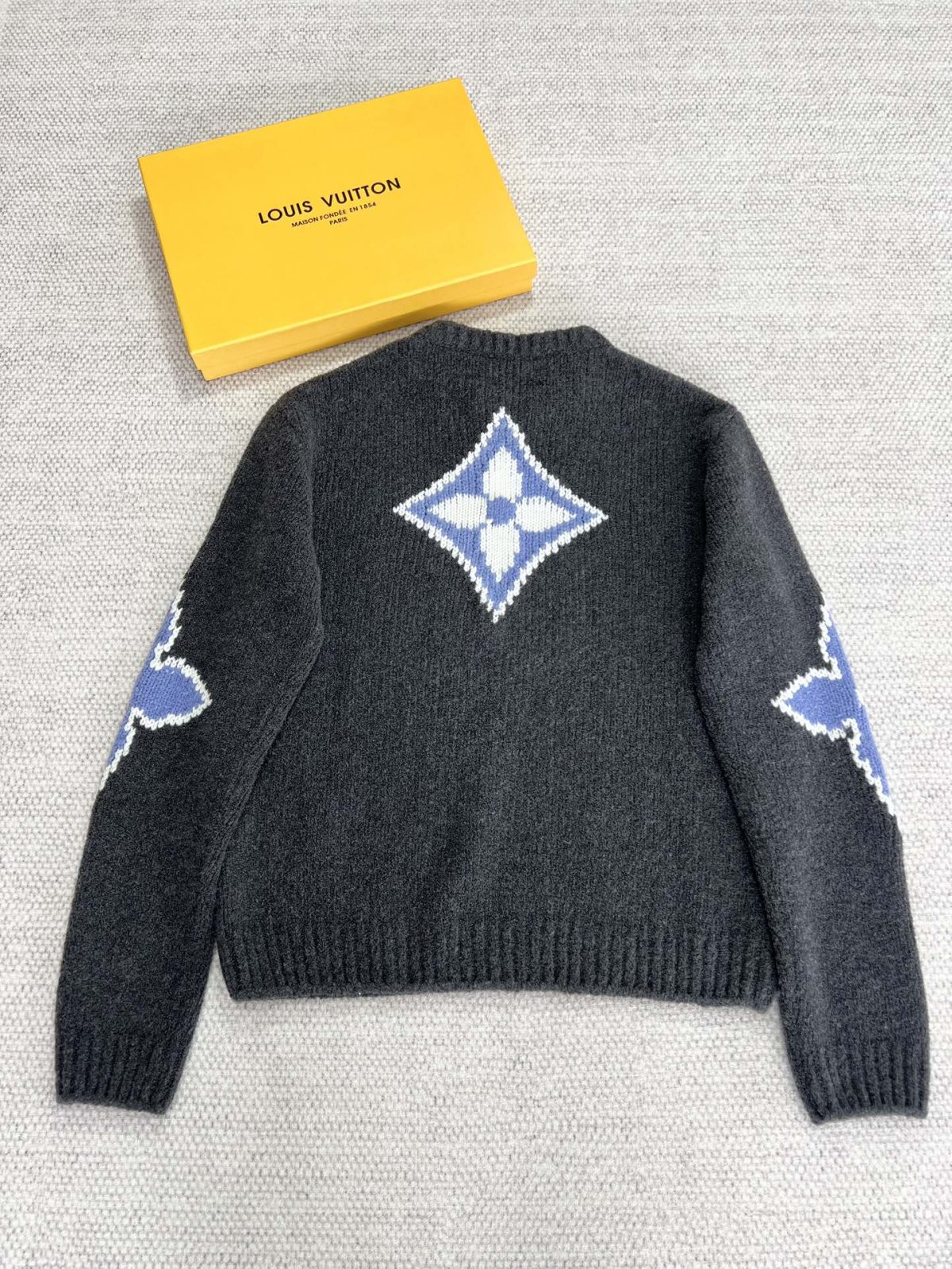 LV Classic Logo Letter Sweater - Image 6