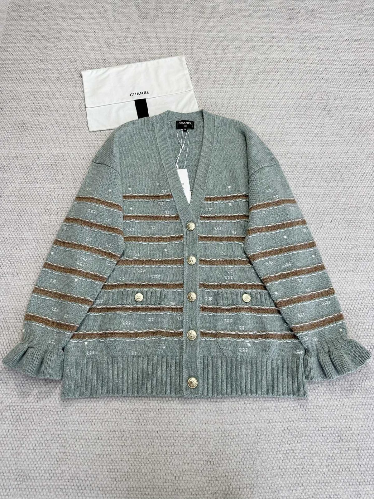 Chanel 2025 Resort Collection Two-Tone Cashmere Cardigan - Image 8