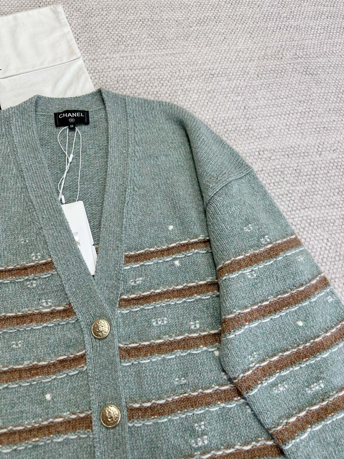 Chanel 2025 Resort Collection Two-Tone Cashmere Cardigan - Image 9